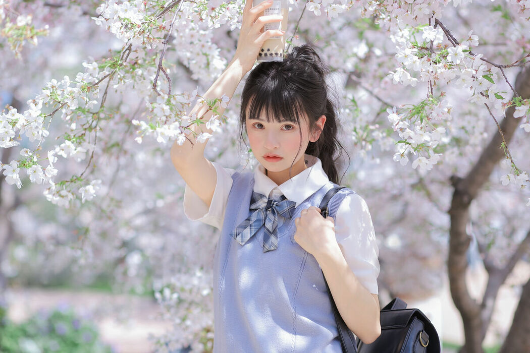 YiTuYu艺图语 Vol.8890 Zhuo Dao Yi Zhi Su Su (18P)