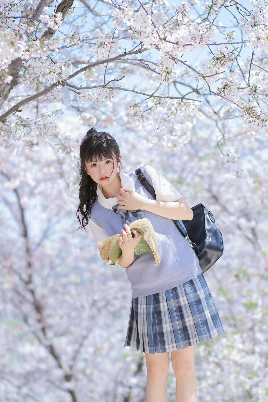 YiTuYu艺图语 Vol.8890 Zhuo Dao Yi Zhi Su Su (18P)