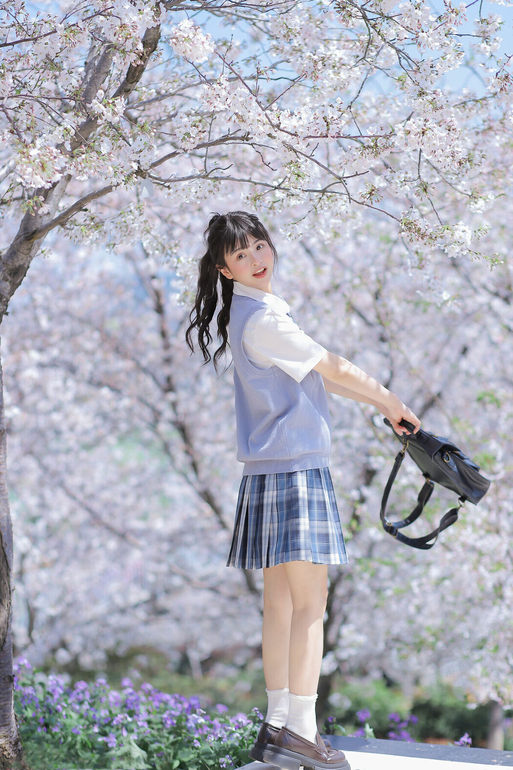 YiTuYu艺图语 Vol.8890 Zhuo Dao Yi Zhi Su Su (18P)