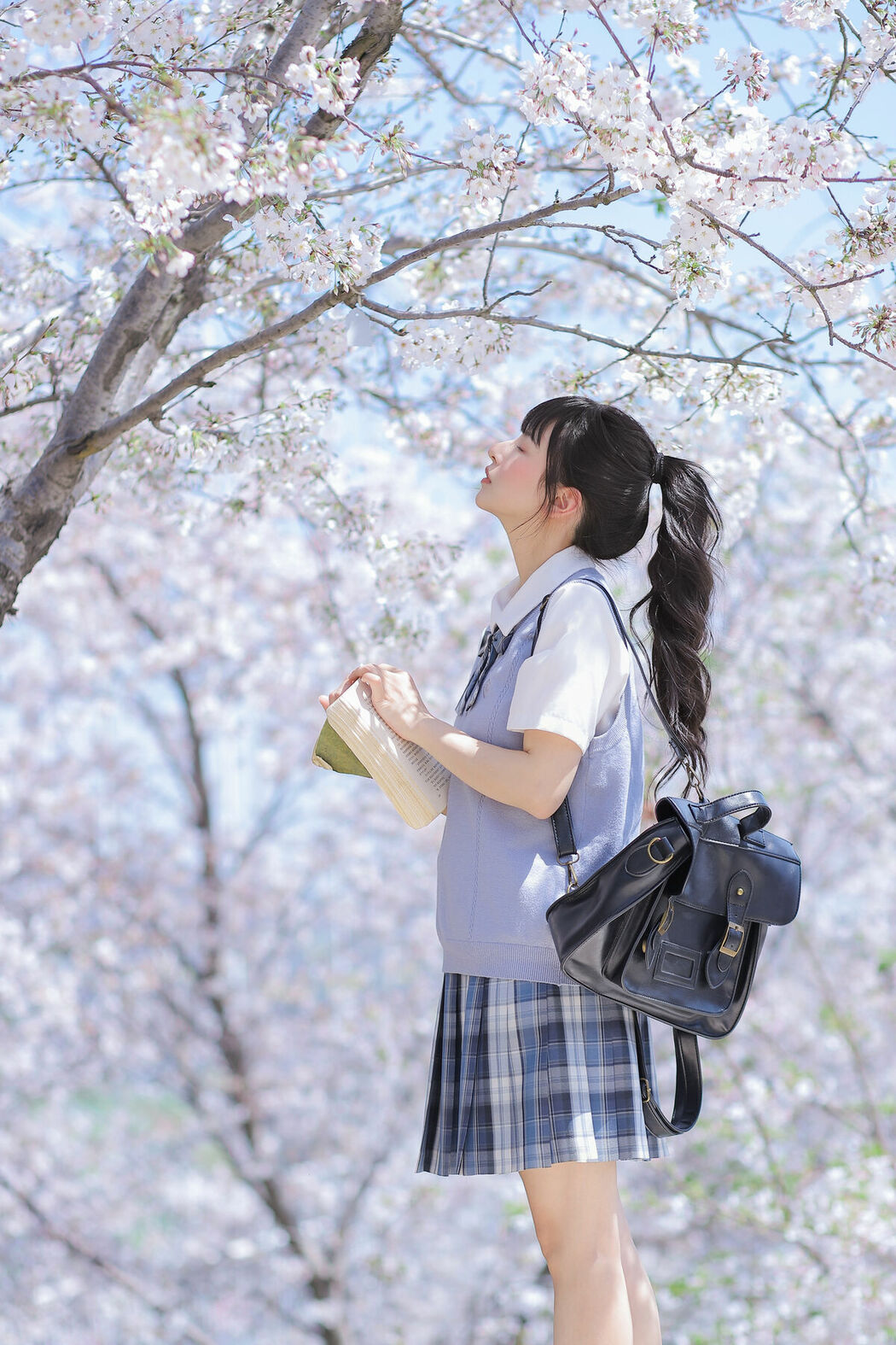 YiTuYu艺图语 Vol.8890 Zhuo Dao Yi Zhi Su Su (18P)