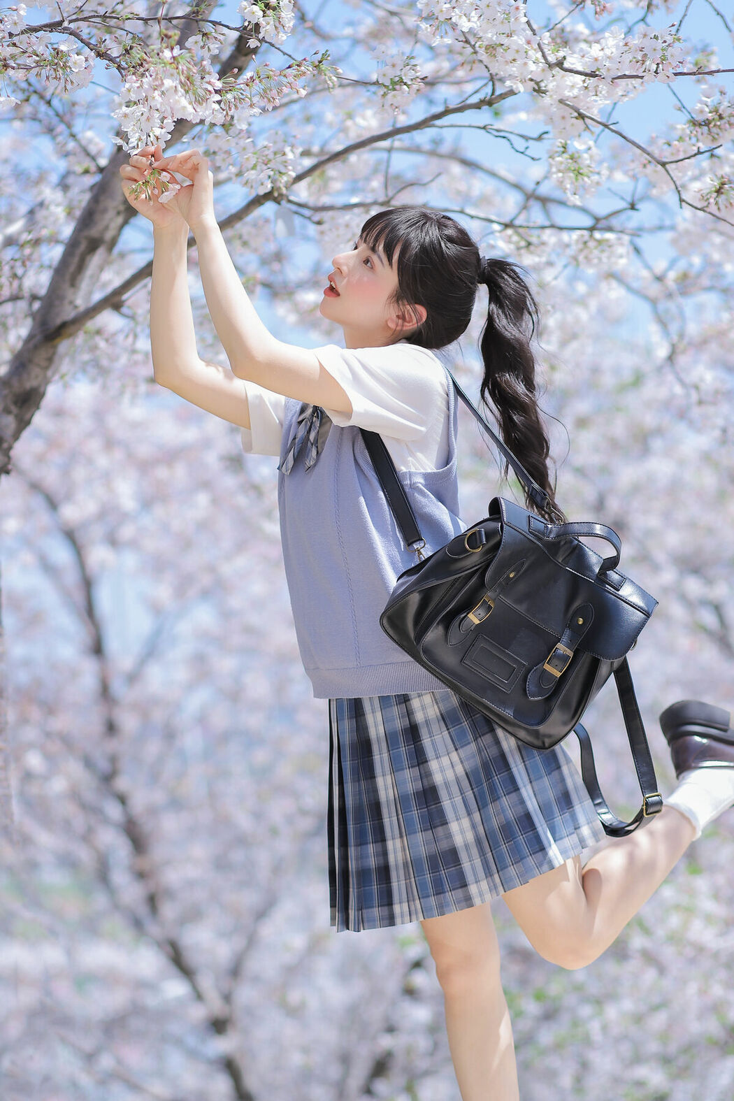 YiTuYu艺图语 Vol.8890 Zhuo Dao Yi Zhi Su Su (18P)