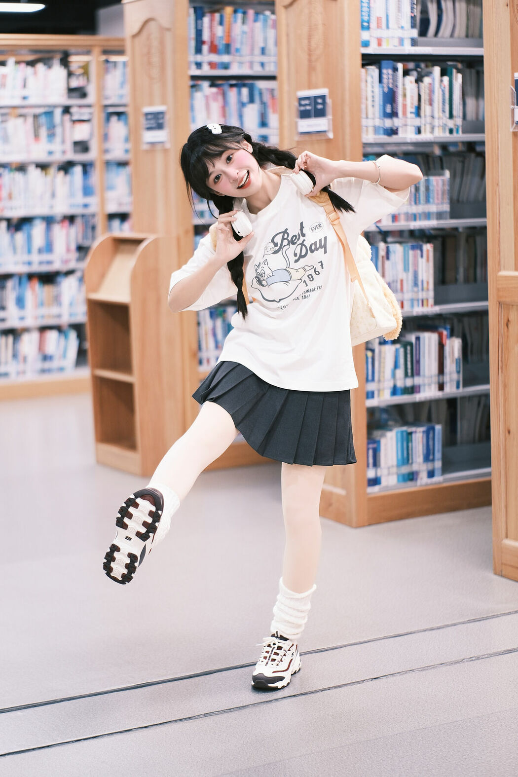 YiTuYu艺图语 Vol.8898 Xia Yu Xiao Nian (28P)