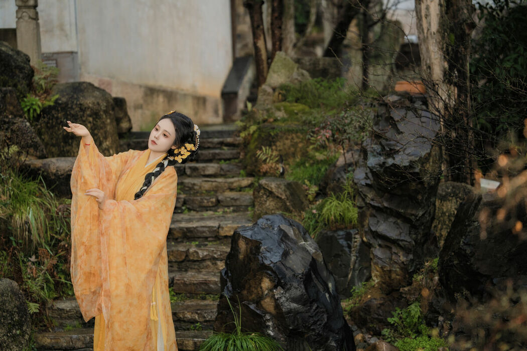 YiTuYu艺图语 Vol.8913 Zhou Feng Qin (25P)