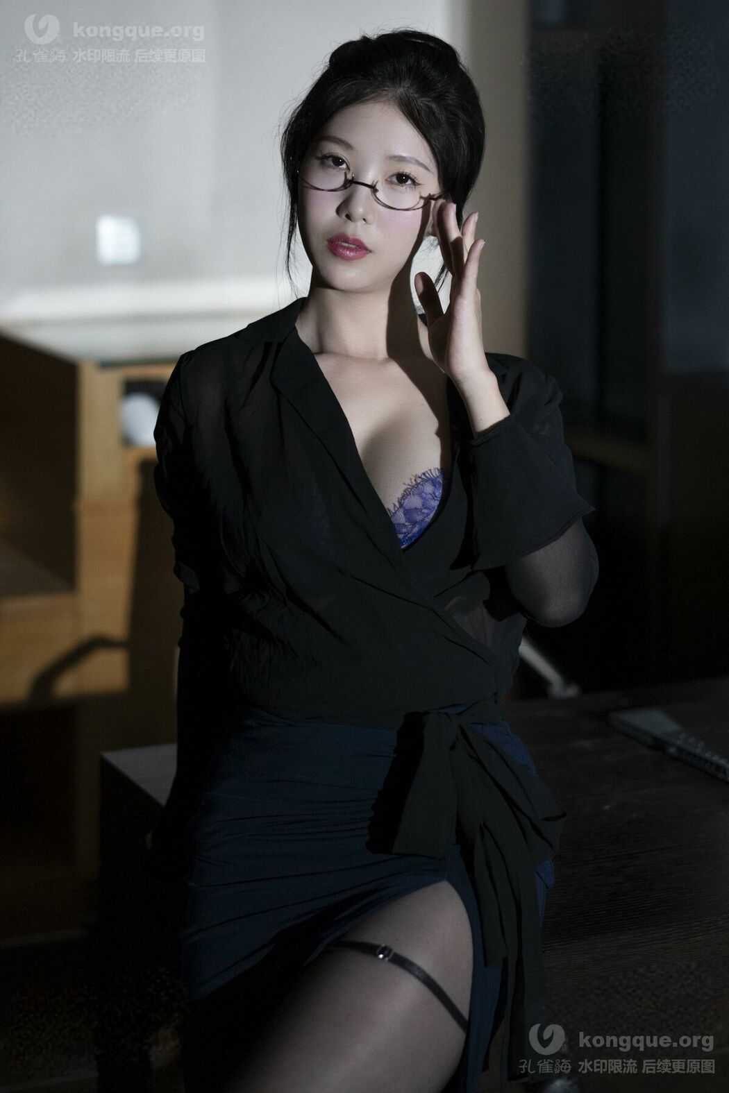 Coser@抖娘-利世 – 秘书眼镜娘 (77P)