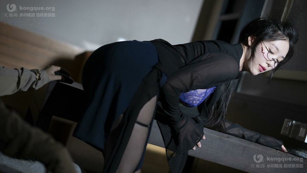 Coser@抖娘-利世 – 秘书眼镜娘 (77P)