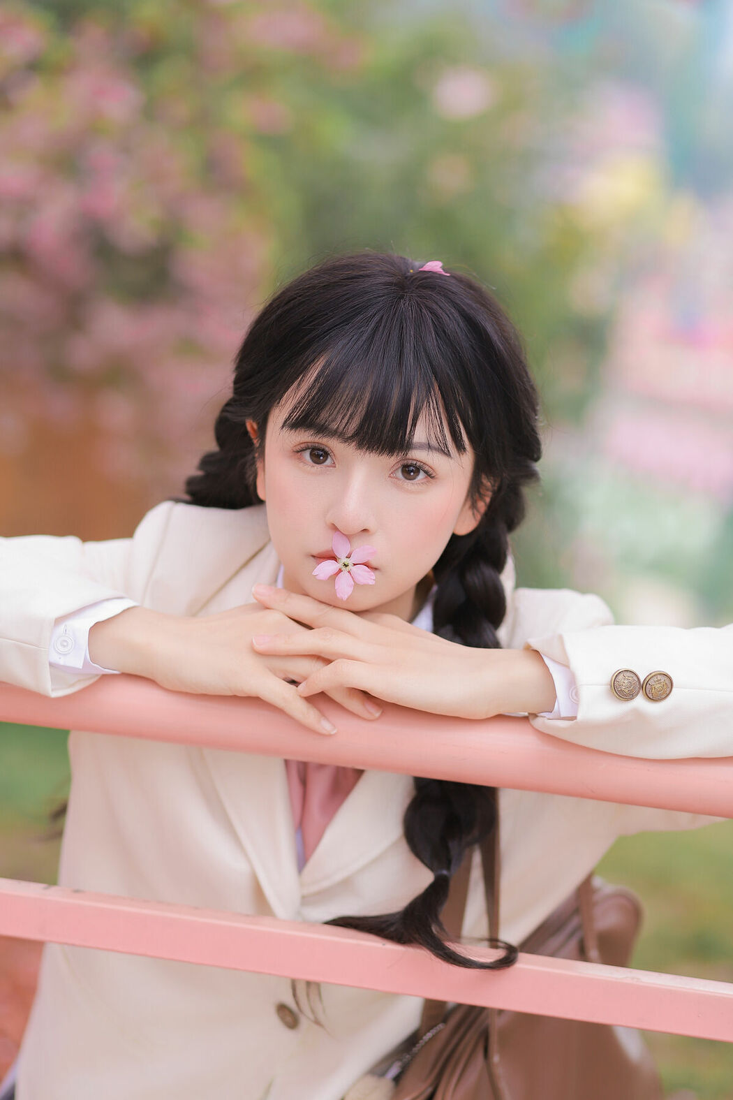 YiTuYu艺图语 Vol.8932 Zhuo Dao Yi Zhi Su Su (28P)