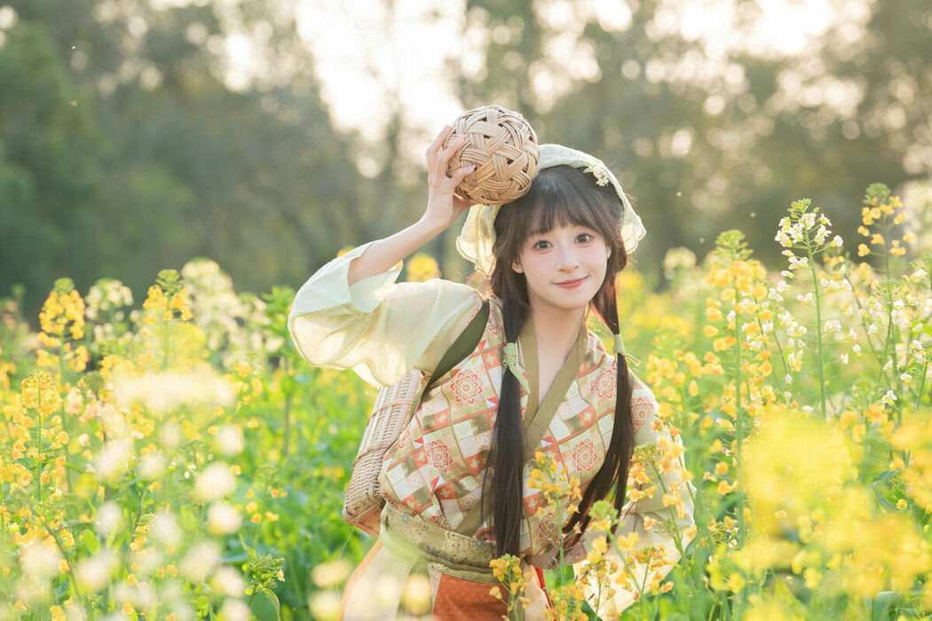 YiTuYu艺图语 Vol.8933 Xia Yu Xiao Nian (40P)