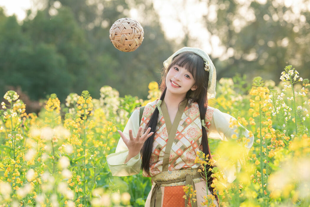 YiTuYu艺图语 Vol.8933 Xia Yu Xiao Nian (40P)