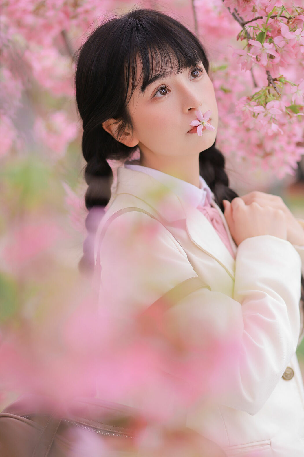 YiTuYu艺图语 Vol.8932 Zhuo Dao Yi Zhi Su Su (28P)