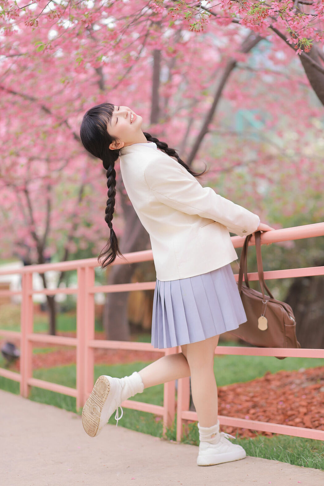 YiTuYu艺图语 Vol.8932 Zhuo Dao Yi Zhi Su Su (28P)