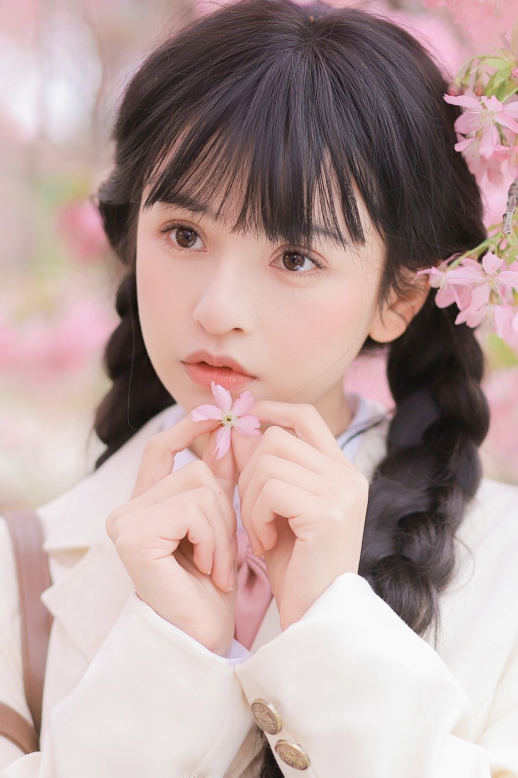 YiTuYu艺图语 Vol.8932 Zhuo Dao Yi Zhi Su Su (28P) Cover Photo