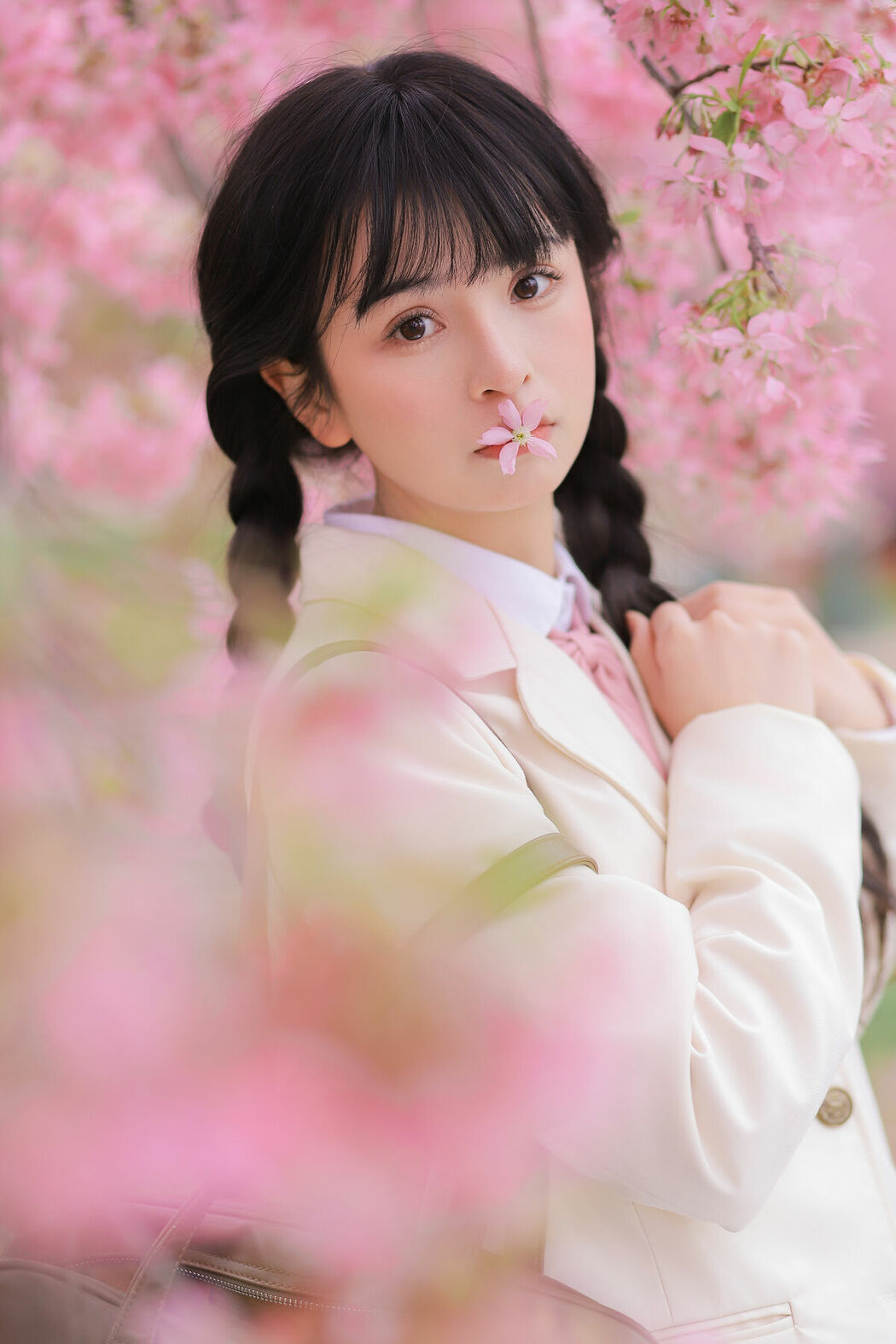 YiTuYu艺图语 Vol.8932 Zhuo Dao Yi Zhi Su Su (28P)