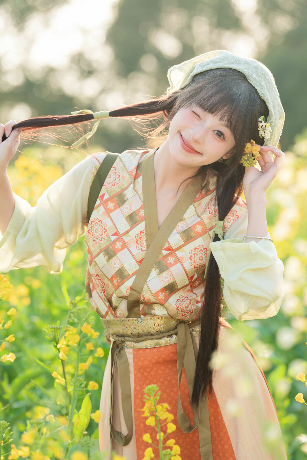 YiTuYu艺图语 Vol.8933 Xia Yu Xiao Nian (40P)