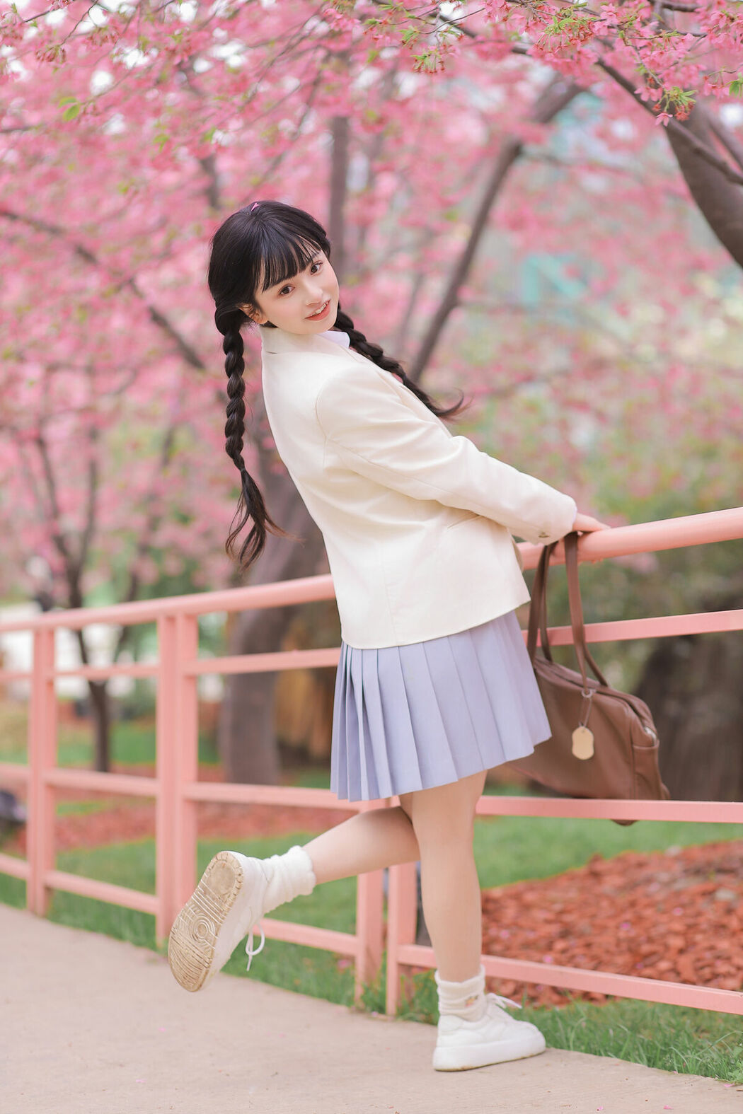 YiTuYu艺图语 Vol.8932 Zhuo Dao Yi Zhi Su Su (28P)