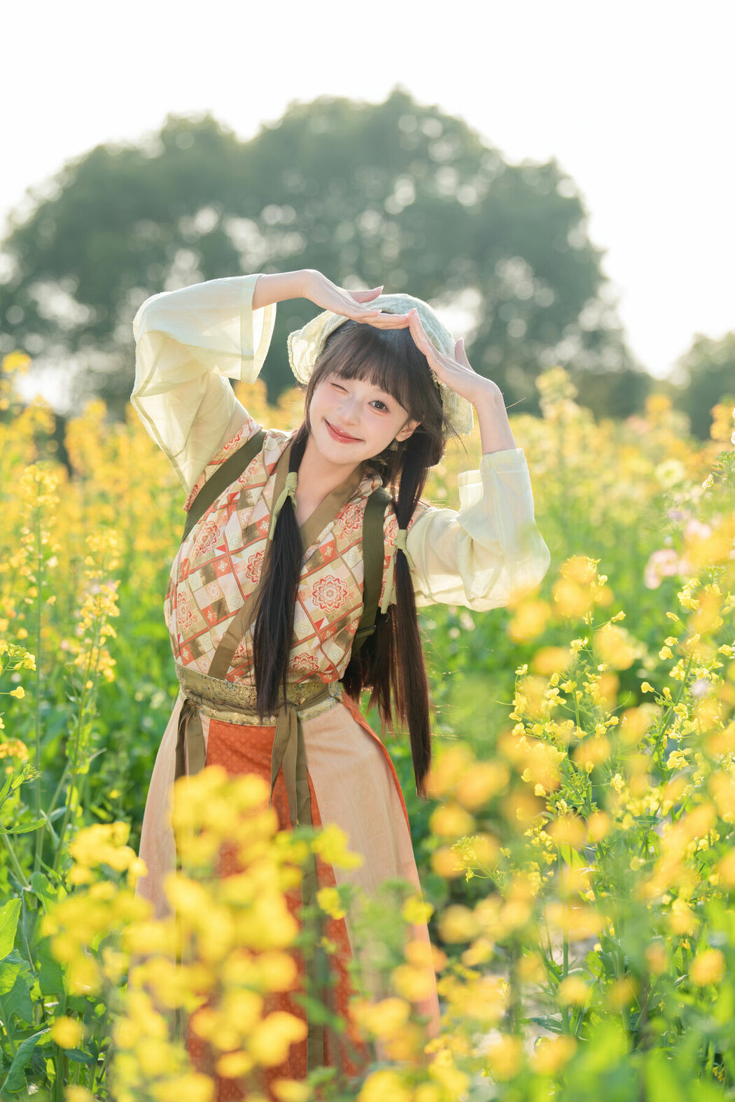 YiTuYu艺图语 Vol.8933 Xia Yu Xiao Nian (40P)