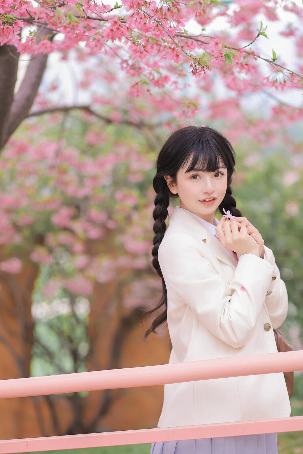 YiTuYu艺图语 Vol.8932 Zhuo Dao Yi Zhi Su Su (28P)