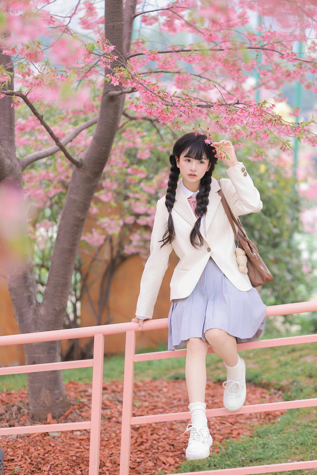 YiTuYu艺图语 Vol.8932 Zhuo Dao Yi Zhi Su Su (28P)