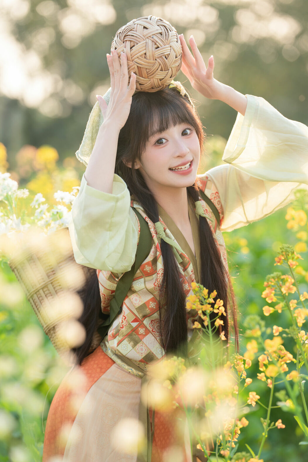 YiTuYu艺图语 Vol.8933 Xia Yu Xiao Nian (40P)