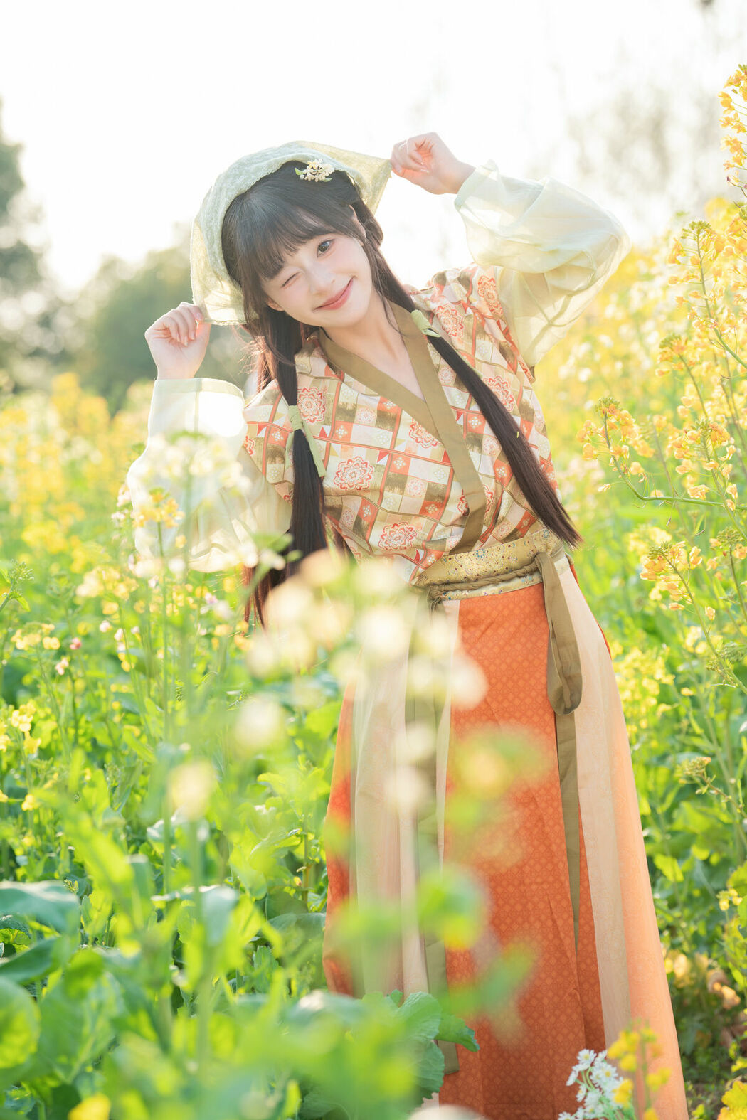 YiTuYu艺图语 Vol.8933 Xia Yu Xiao Nian (40P)