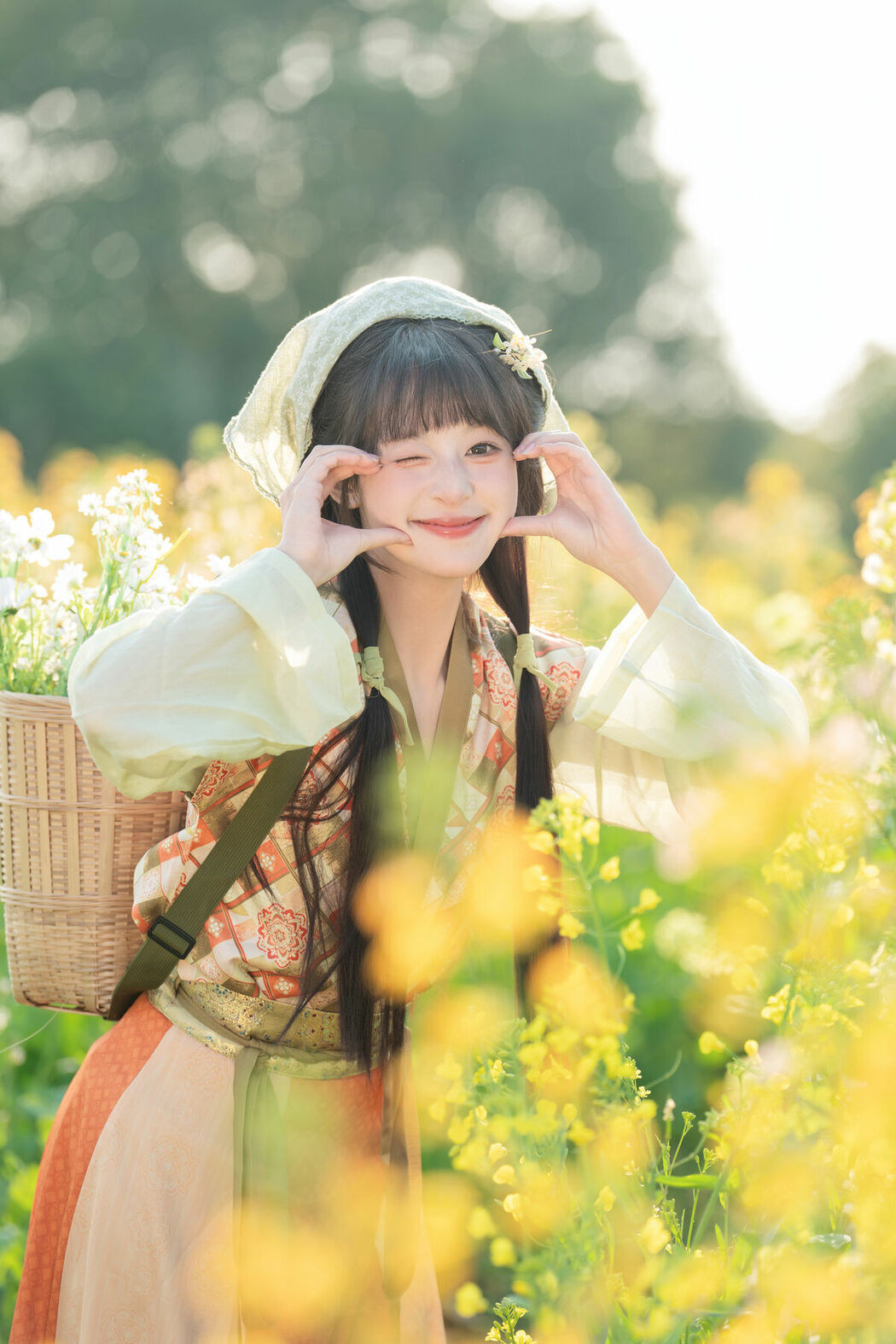 YiTuYu艺图语 Vol.8933 Xia Yu Xiao Nian (40P)