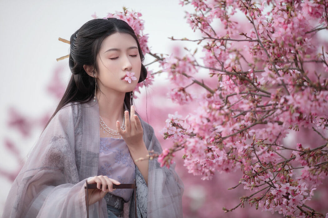 YiTuYu艺图语 Vol.8942 Qiu Yu (17P)