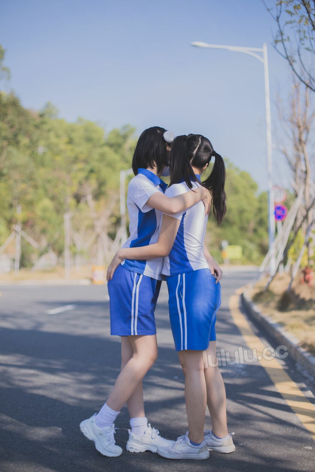 Coser@悠宝三岁 – 马路与大学楼道露出 (53P – 1V)