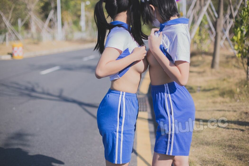 Coser@悠宝三岁 – 马路与大学楼道露出 (53P – 1V)