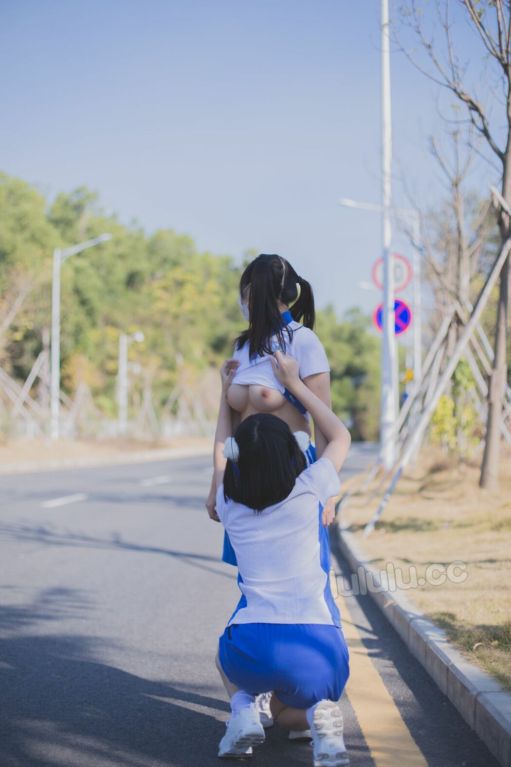 Coser@悠宝三岁 – 马路与大学楼道露出 (53P – 1V)