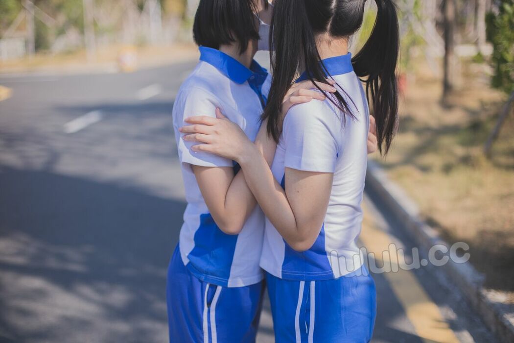 Coser@悠宝三岁 – 马路与大学楼道露出 (53P – 1V)