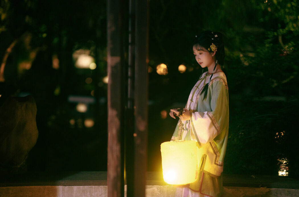 YiTuYu艺图语 Vol.8947 Yi Zhi Shu Zi Jun (14P)