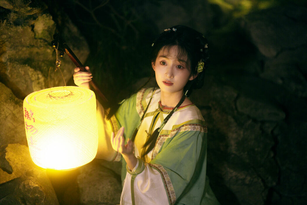 YiTuYu艺图语 Vol.8947 Yi Zhi Shu Zi Jun (14P)