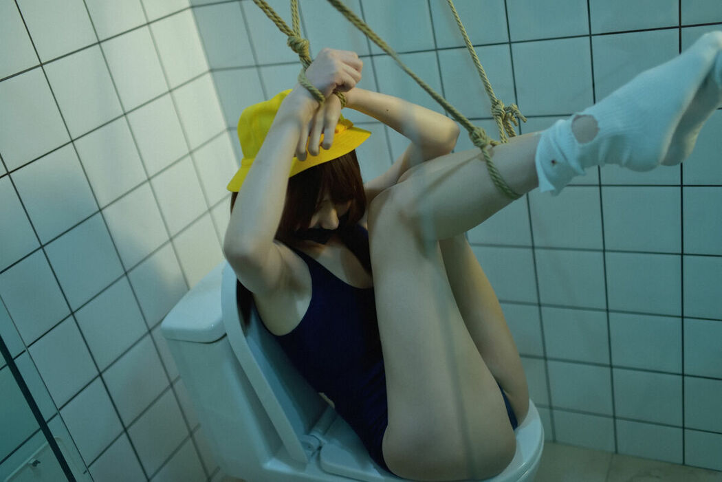 Coser@NAGISA魔物喵 – 便所秘密 Part03 (68P)