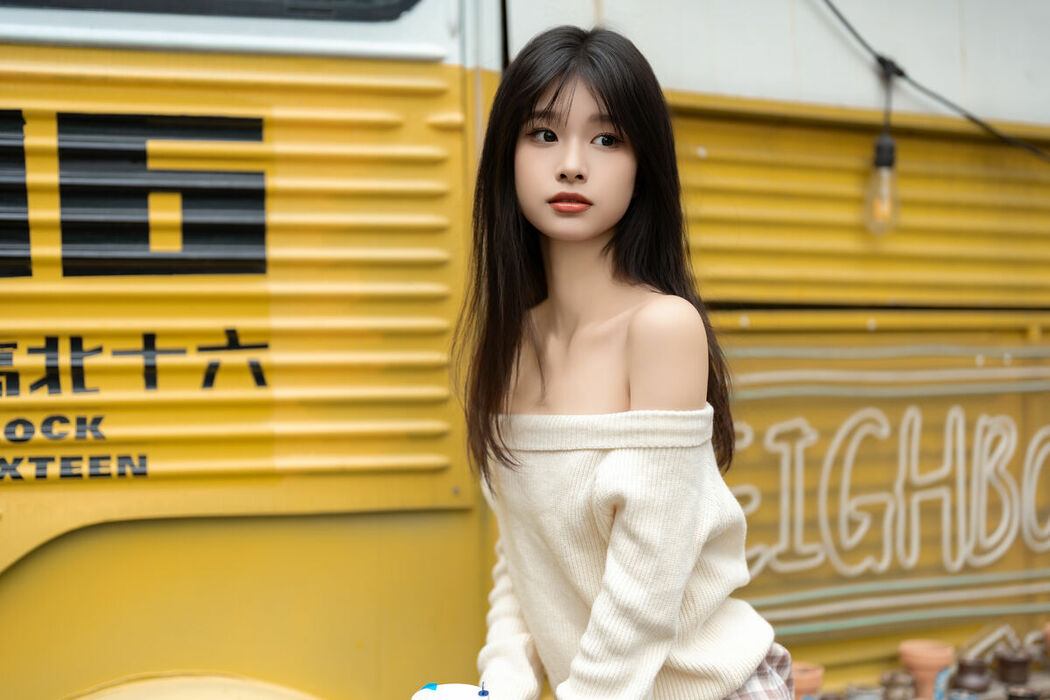 YiTuYu艺图语 Vol.8999 Xiao Le Ge Fei Xiang (33P)