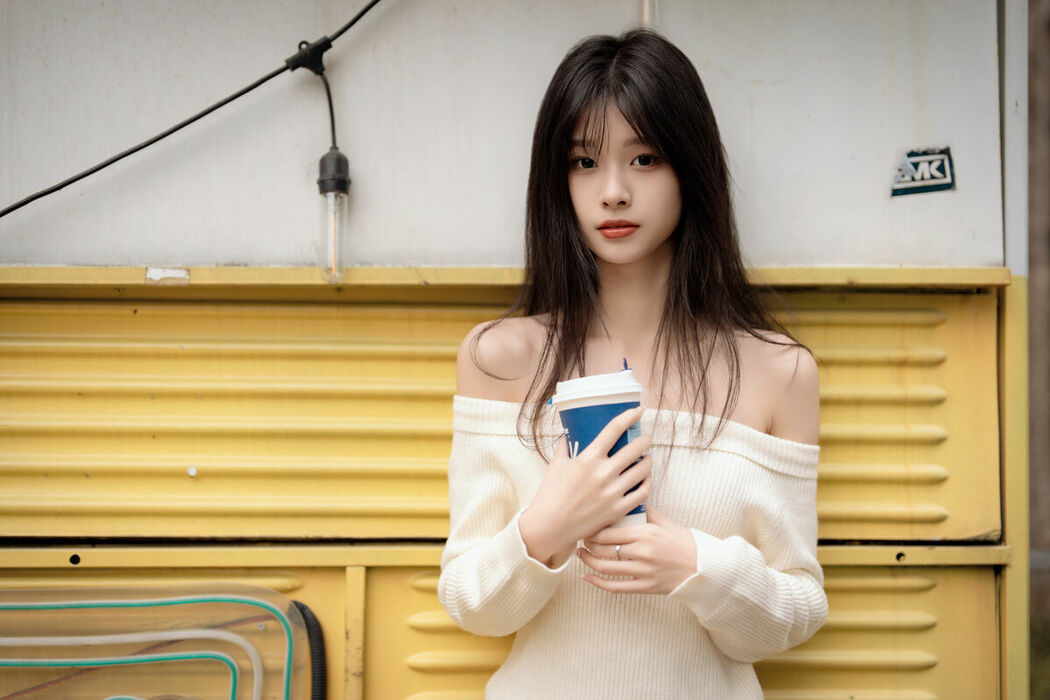 YiTuYu艺图语 Vol.8999 Xiao Le Ge Fei Xiang (33P)