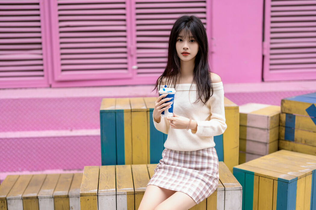 YiTuYu艺图语 Vol.8999 Xiao Le Ge Fei Xiang (33P)