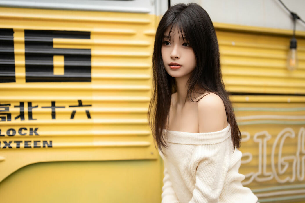 YiTuYu艺图语 Vol.8999 Xiao Le Ge Fei Xiang (33P)