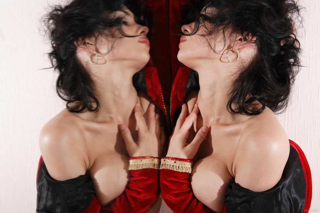 MetArt Jenya – Miroir Part01 (60P)