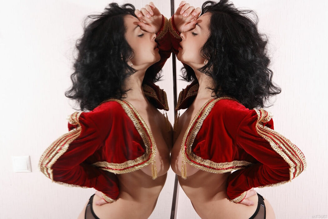 MetArt Jenya – Miroir Part02 (60P)