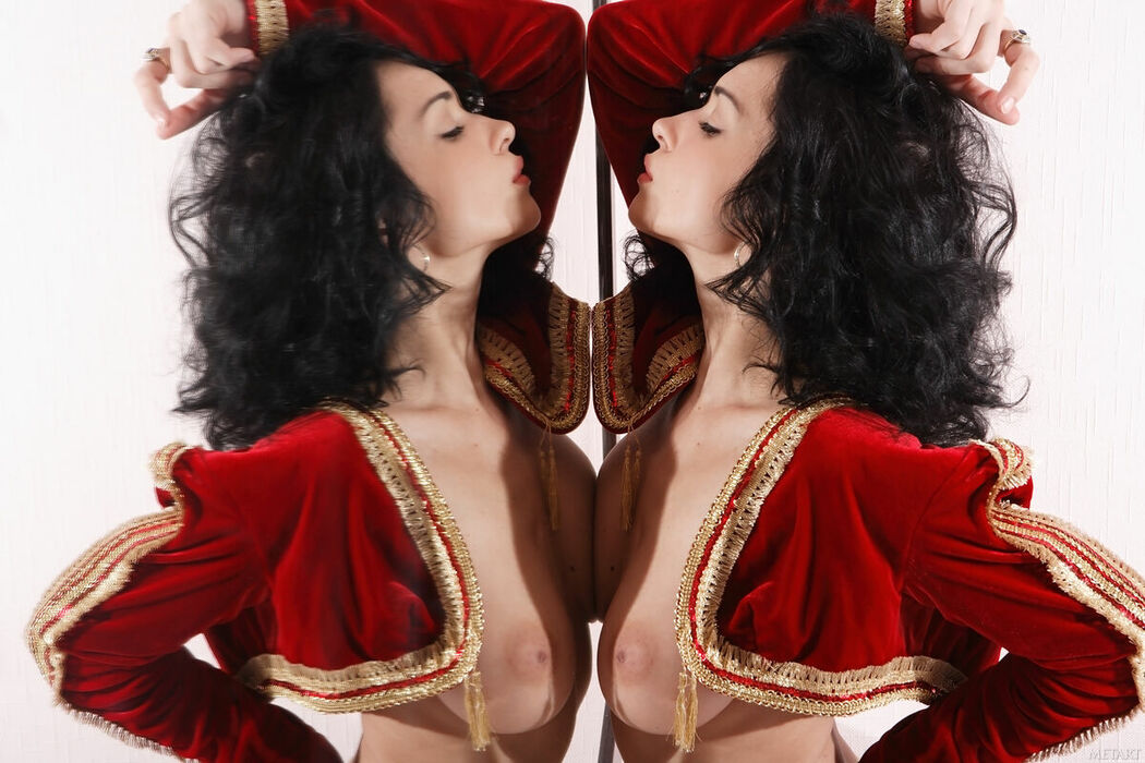 MetArt Jenya – Miroir Part02 (60P)