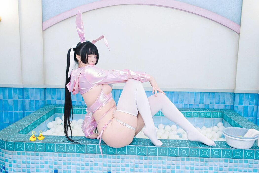 Coser@落落Raku – 粉紅小白兔 公共澡堂裡盡情自慰 (33P – 1V)