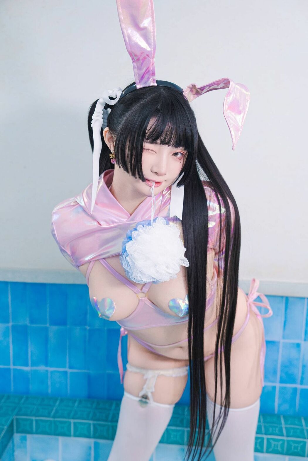 Coser@落落Raku – 粉紅小白兔 公共澡堂裡盡情自慰 (33P – 1V)