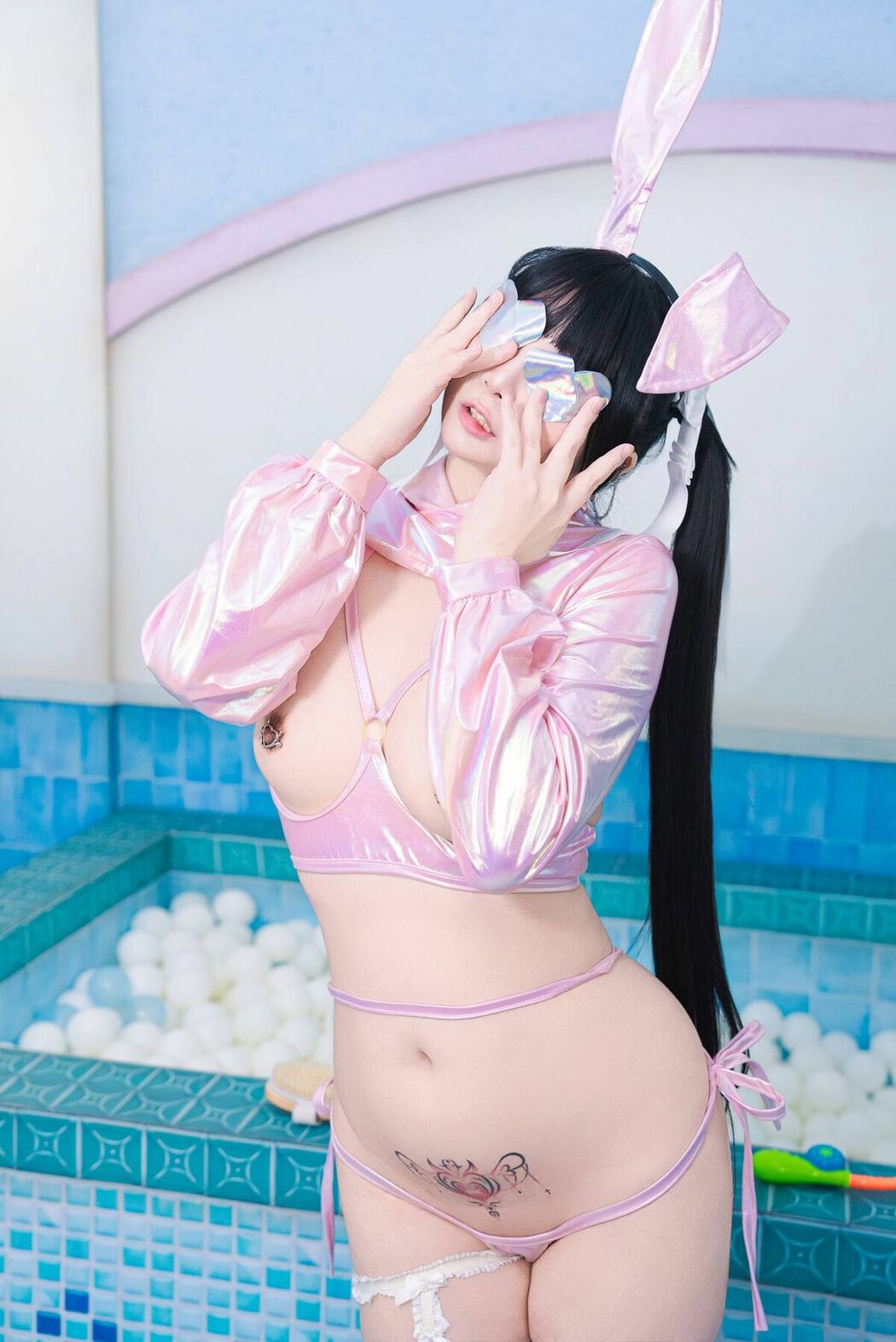 Coser@落落Raku – 粉紅小白兔 公共澡堂裡盡情自慰 (33P – 1V)