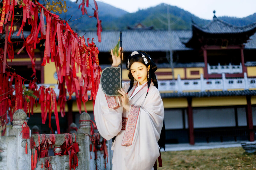 YiTuYu艺图语 Vol.9054 Qi Qi RY (28P)