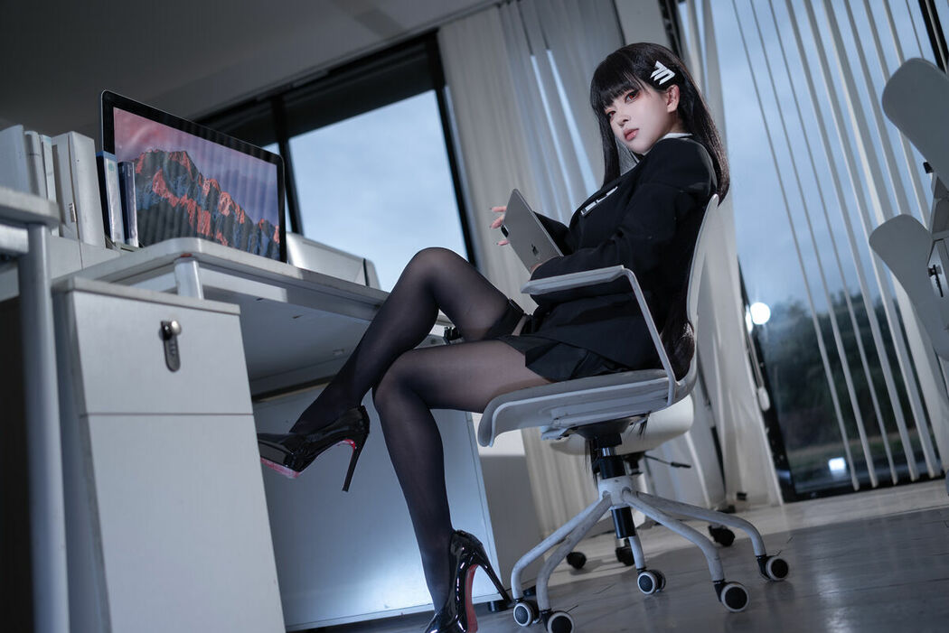 Coser@矢量鱼 – 蔚蓝档案 调月莉音 黑丝OL (37P)