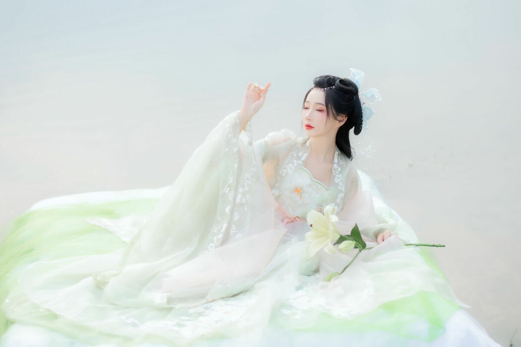 YiTuYu艺图语 Vol.9110 Qi Luo Sheng De Xiao Su Su (30P)