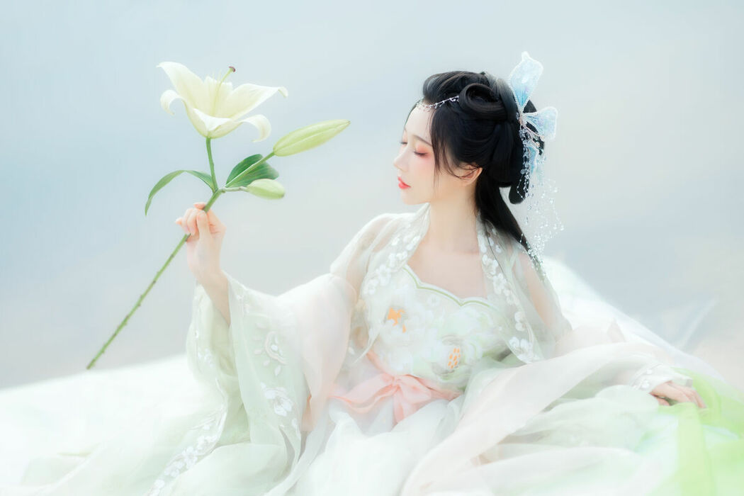 YiTuYu艺图语 Vol.9110 Qi Luo Sheng De Xiao Su Su (30P)