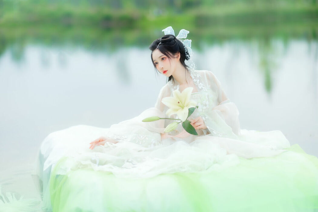 YiTuYu艺图语 Vol.9110 Qi Luo Sheng De Xiao Su Su (30P)