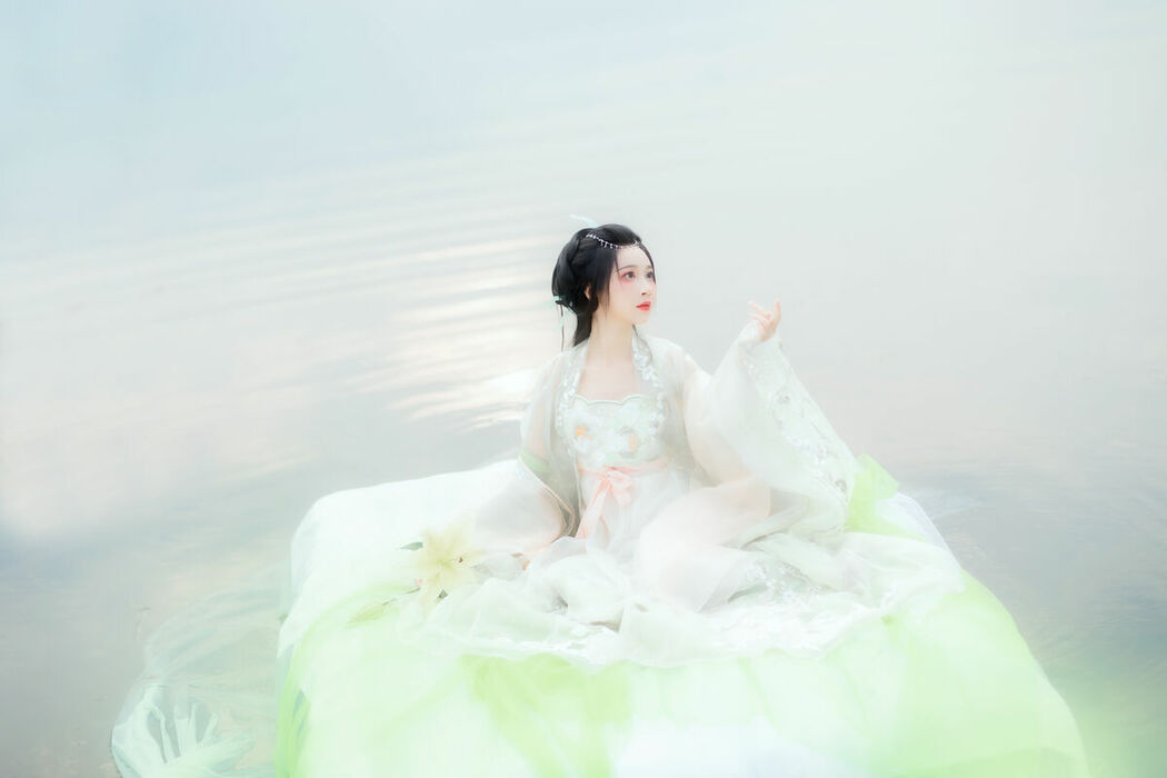 YiTuYu艺图语 Vol.9110 Qi Luo Sheng De Xiao Su Su (30P)