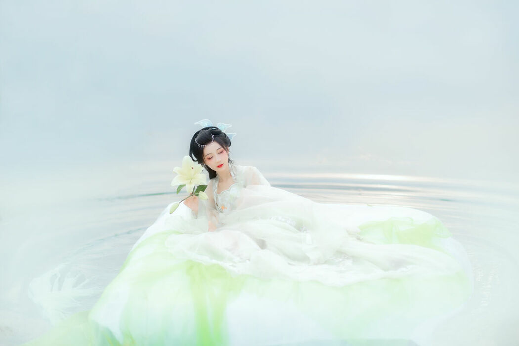 YiTuYu艺图语 Vol.9110 Qi Luo Sheng De Xiao Su Su (30P)