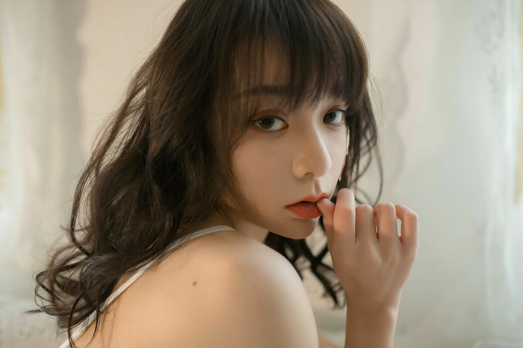 YiTuYu艺图语 Vol.9146 Fei Sato Ni Ni (19P)